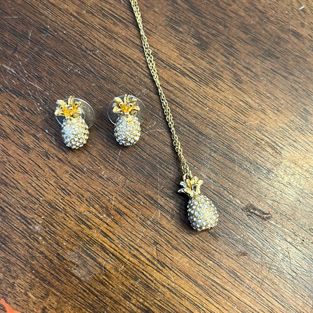 Kate Spade Pineapple necklace & earring set🍍